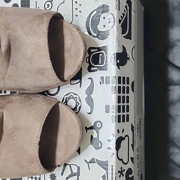 Womens Taupe brushed suede size 10. - Picture 4 of 7